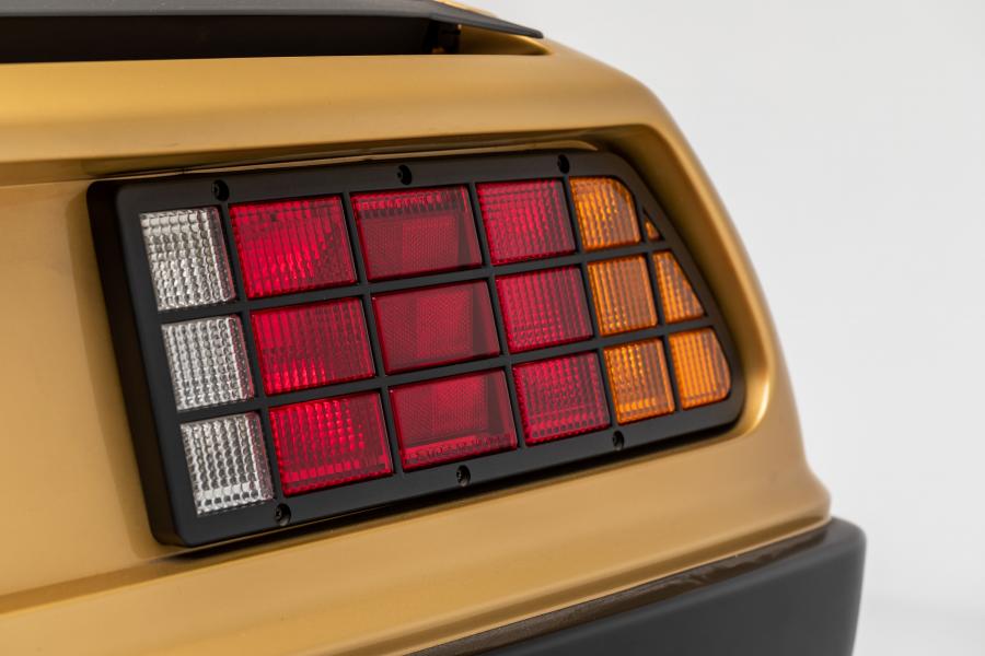 Детали экстерьера DeLorean DMC-12 Goldplated 1981 года  (фото 6 из 15)